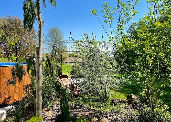 Garden - The Nest بيت للعطل Drahobudice